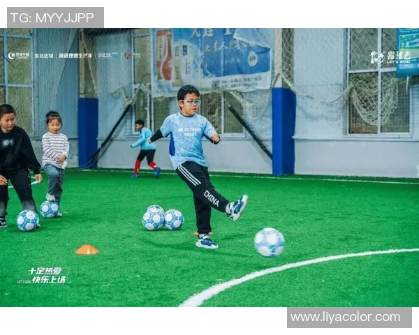 可爱足球明星闪耀赛场与球迷共舞魅力十足的青春风采