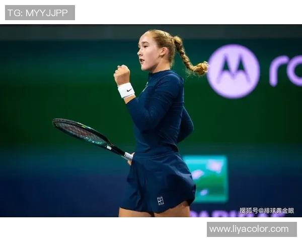 足球场上的女将风采 长发球星展现力量与优雅