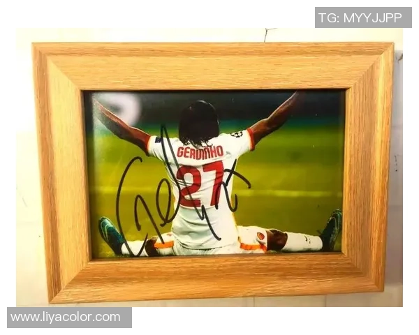 中国足球明星签名照片展示球员独特魅力与风采助力足球文化传承